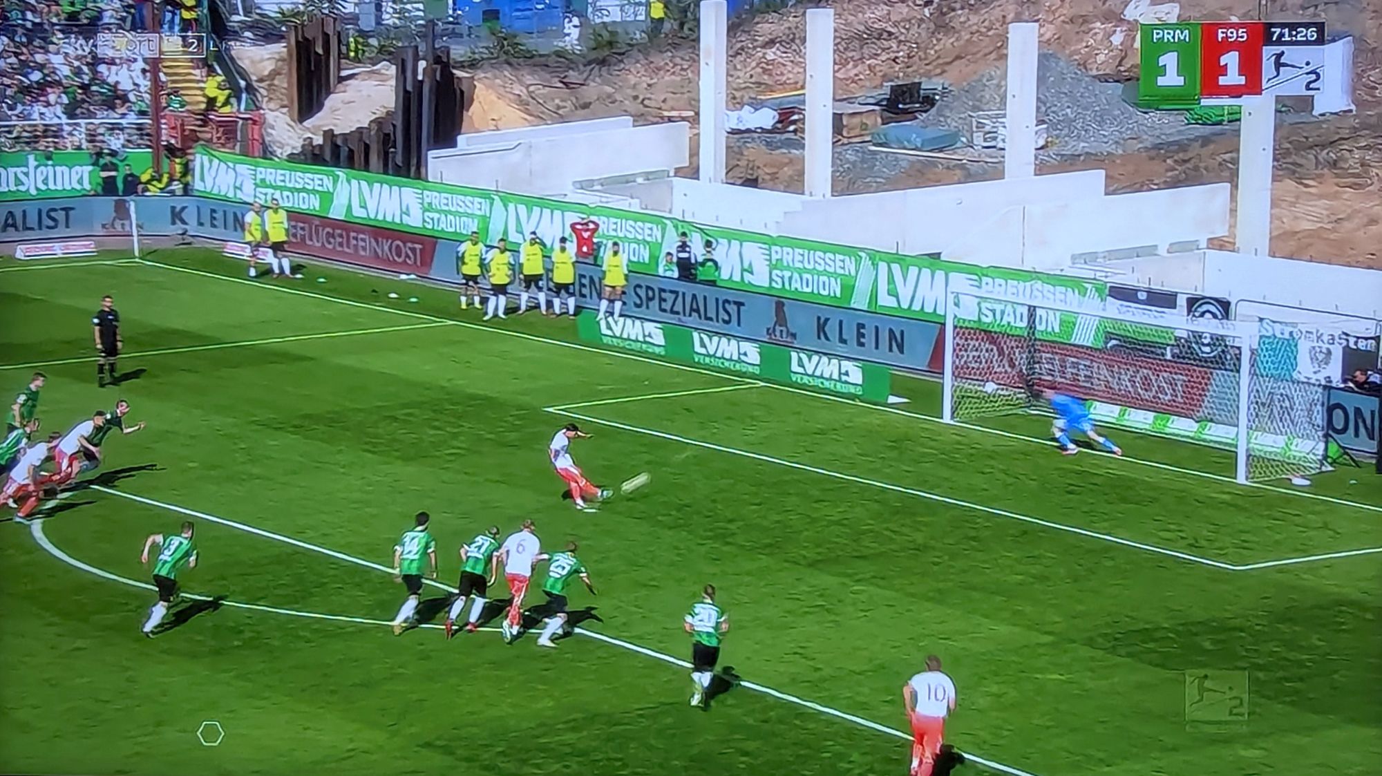 Münster vs. F95: Mukli Muslija versenkt den Elfer gnadenlos (Screenshot Sky)