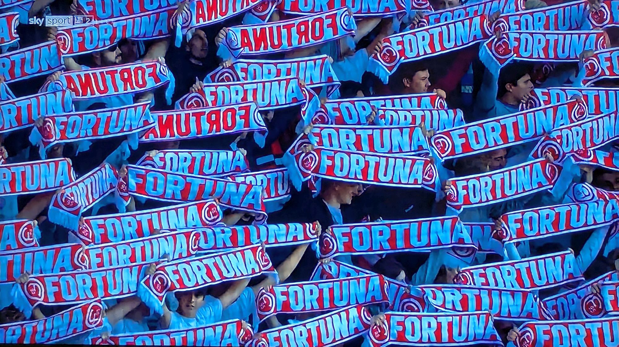 Münster vs. F95: Schöne Schal-Aktion der Ultras (Screenshot Sky)