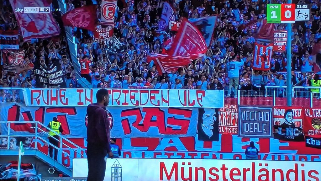 Münster vs F95: Trainer vor Fanblock, ratlos (Screenshot Sky)