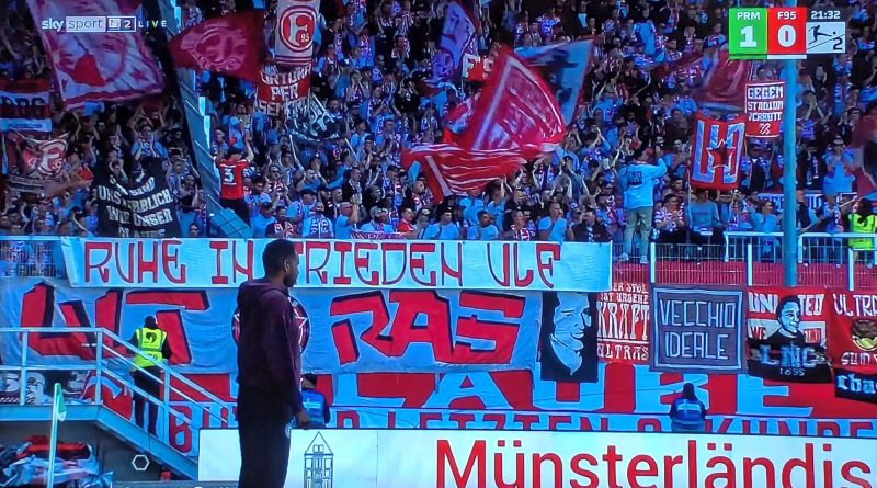Münster vs F95: Trainer vor Fanblock, ratlos (Screenshot Sky)