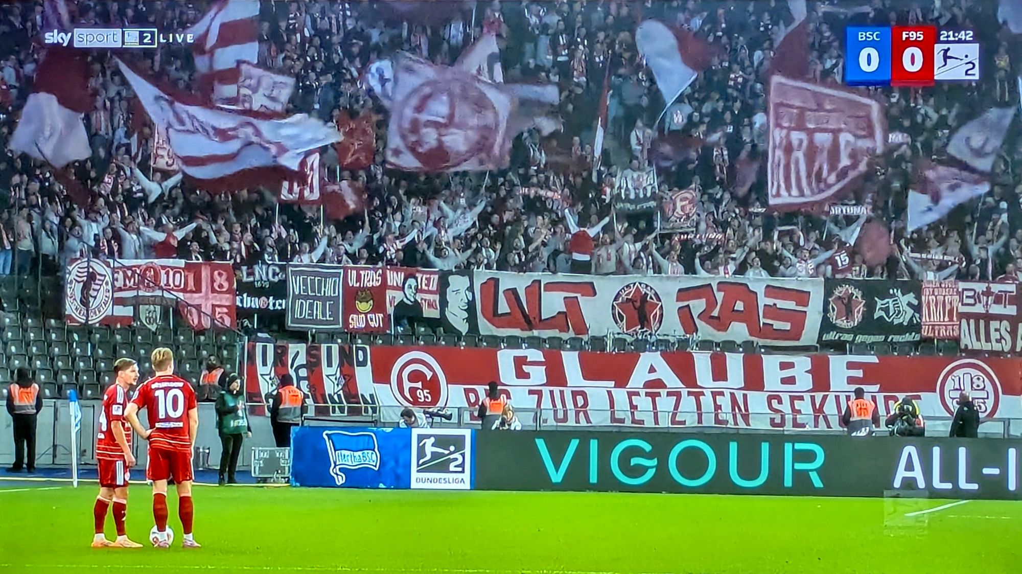 Hertha vs F95: Der mächtige Fortuna-Block im O-Stadion (Screenshot Sky)