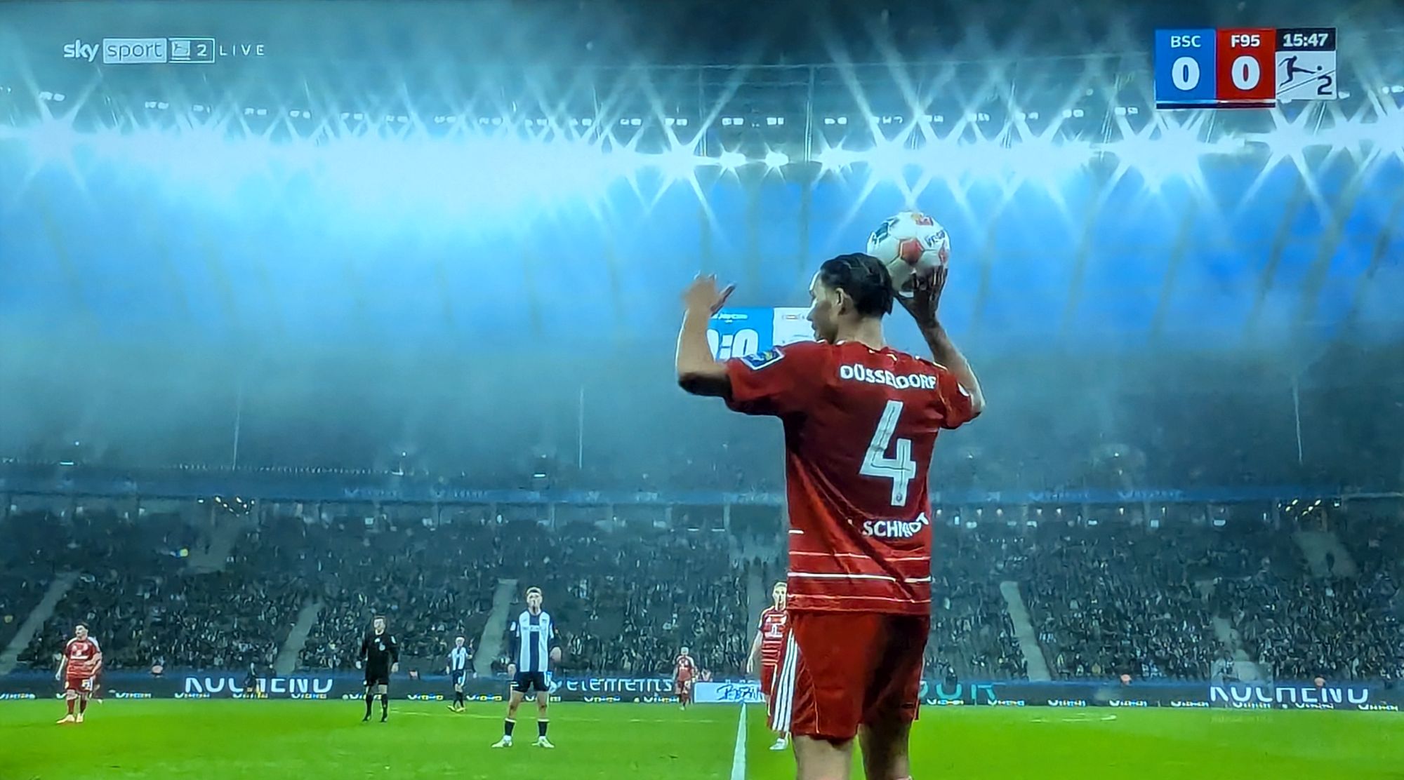Hertha vs F95: Kenny Schmidt beim Einwurf - später leider verletzt (Screenshot Sky)