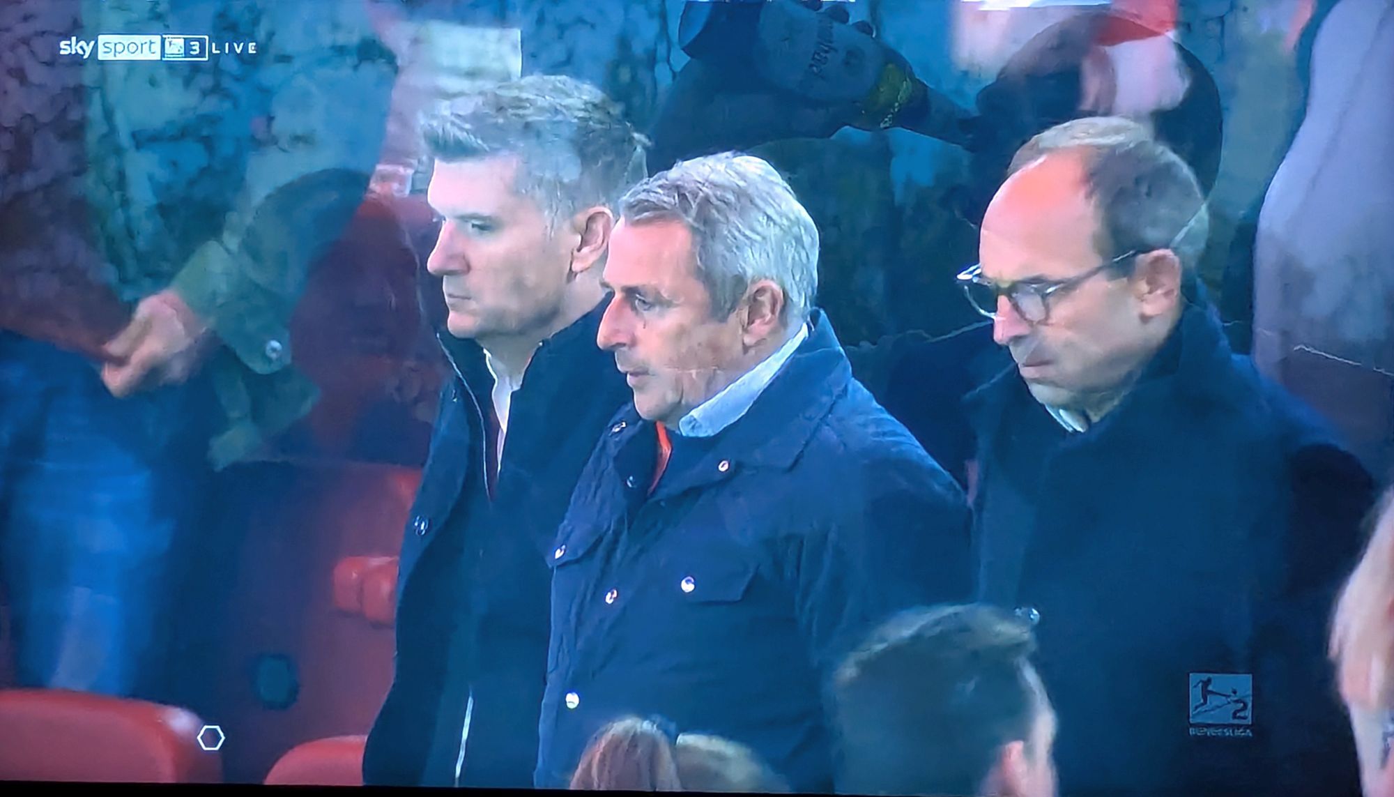 F95 vs Nürnberg:  Der Vorstand im VIP-Bereich, ratlos (Screenshot Sky)