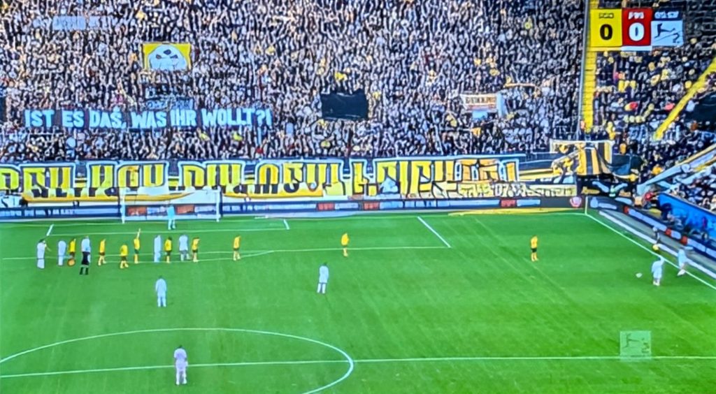 Dresden vs F95: Protest der Fans (Screenshot Sky)