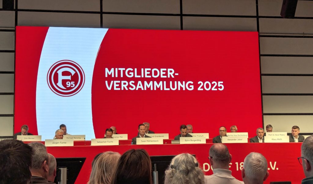 Fortuna: Mitgliederversammlung 2025 - das Podium (Foto: FP)