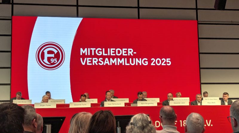 Fortuna: Mitgliederversammlung 2025 - das Podium (Foto: FP)