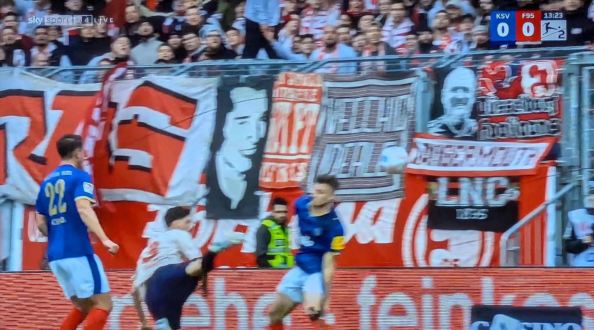 Kiel vs F95: Zweikampf vor dem mächtigen Auswärtsblock (Screenshot Sky)