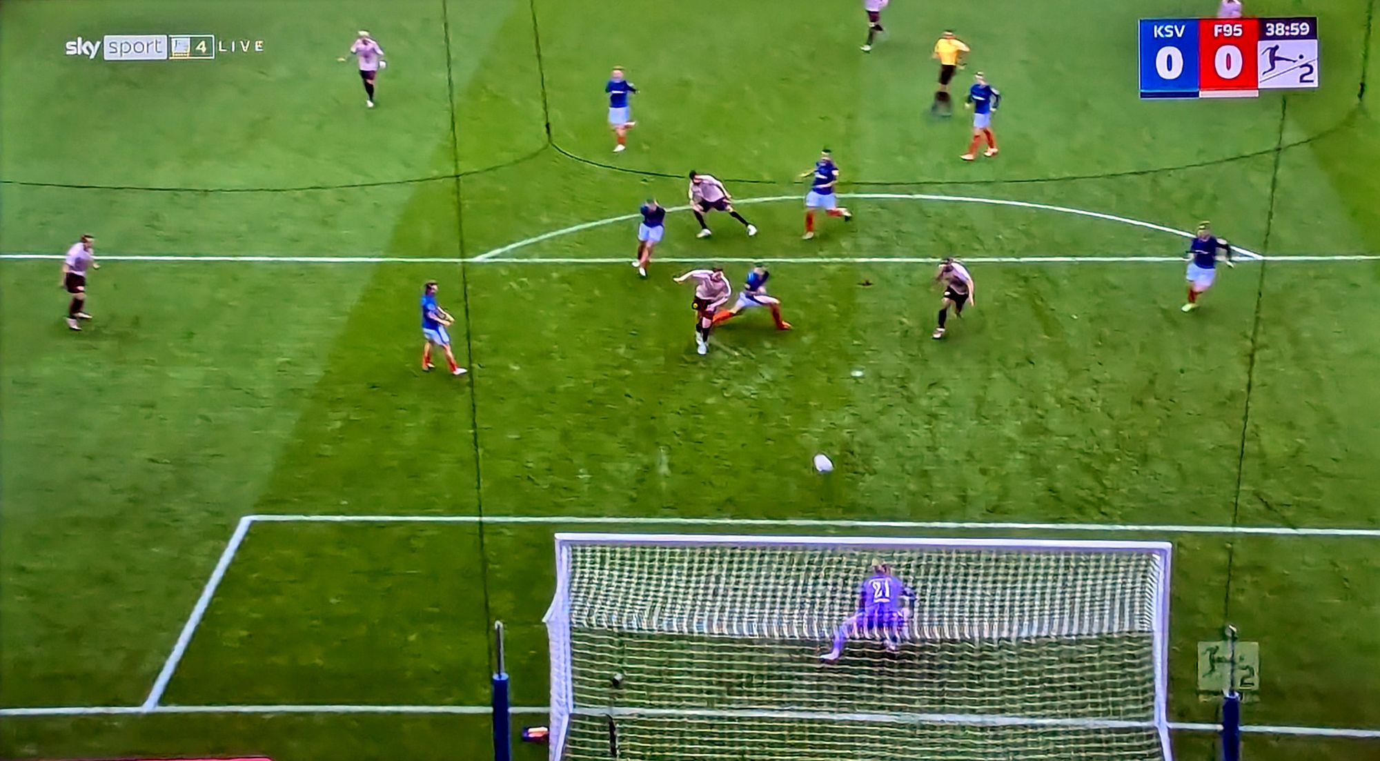Kiel vs F95: Wenigstens El Azzouzi versucht es mit Fernschüssen (Screenshot Sky)