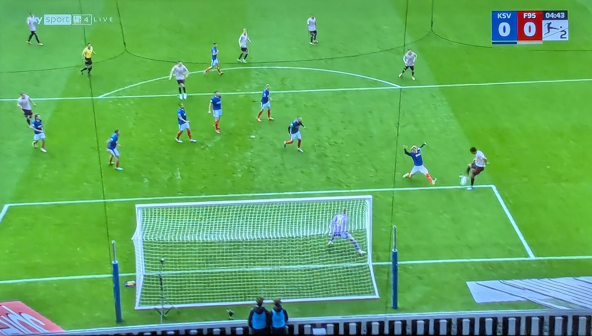 Kiel vs F95: Emmas verunglückter Torschuss in der 5. Minute (Screenshot Sky)