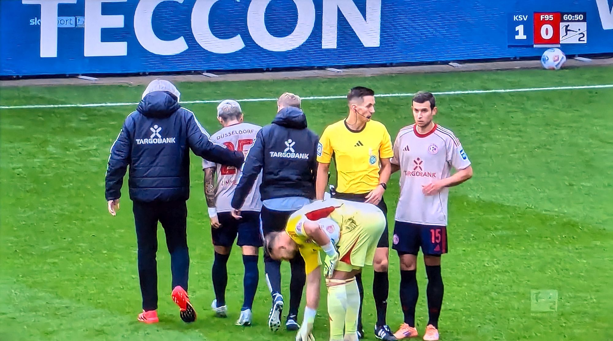 Kiel vs F95: Der arme Zimbo muss verletzt vom Platz (Screenshot Sky)