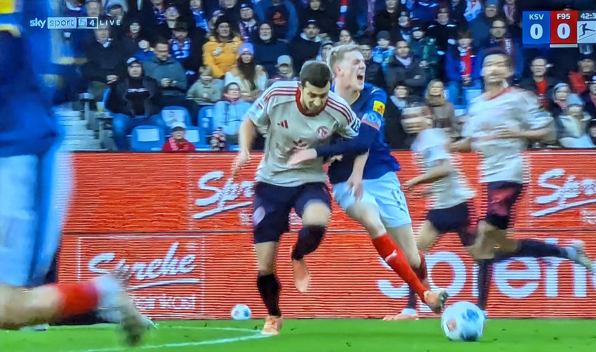 Kiel vs F95: Tim Oberdorf engagiert im Zweikampf (Screenshot Sky)