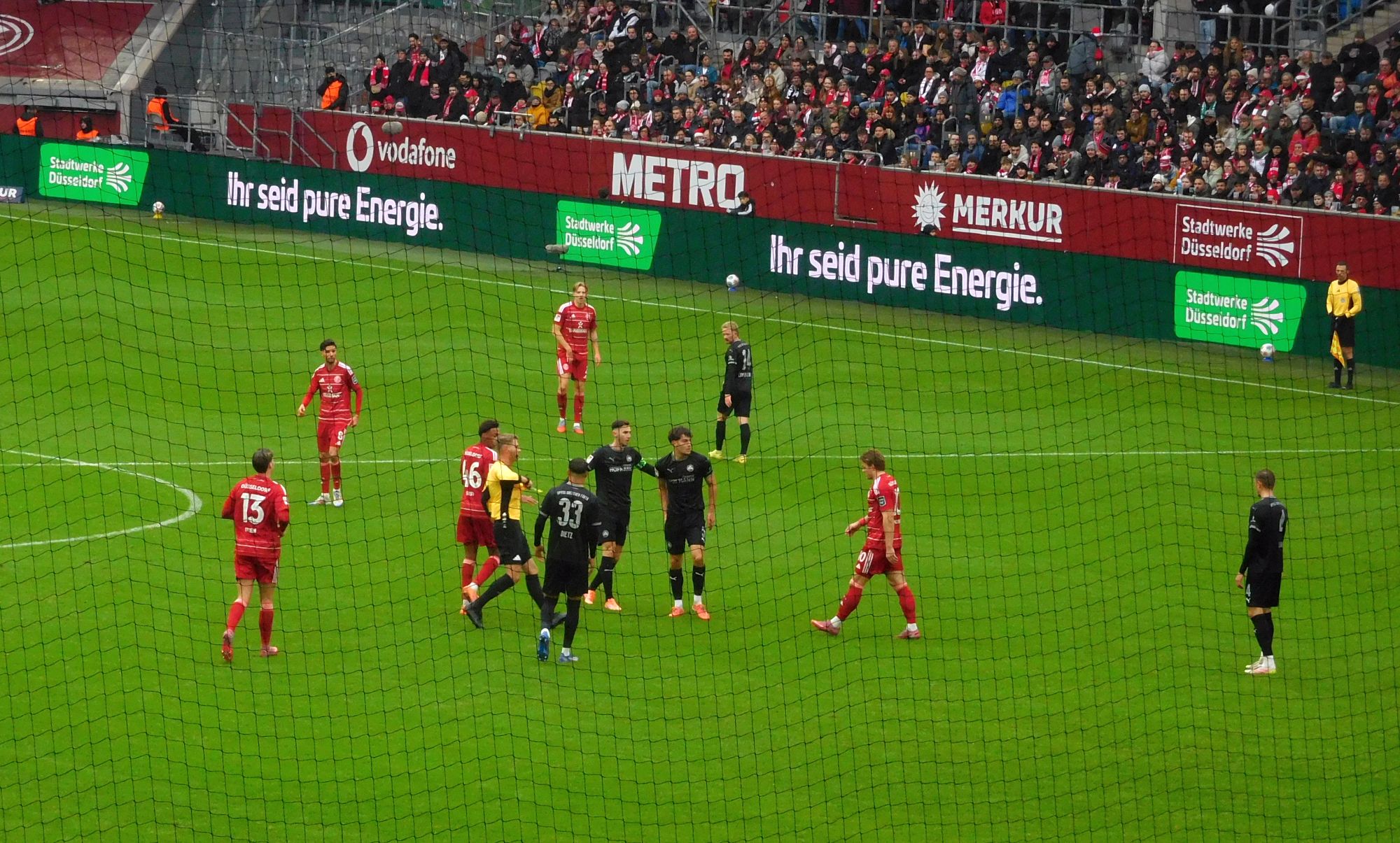 F95 vs Fürth: Chris Rasmussen sieht eine dumme Gelbe (Foto: FP)