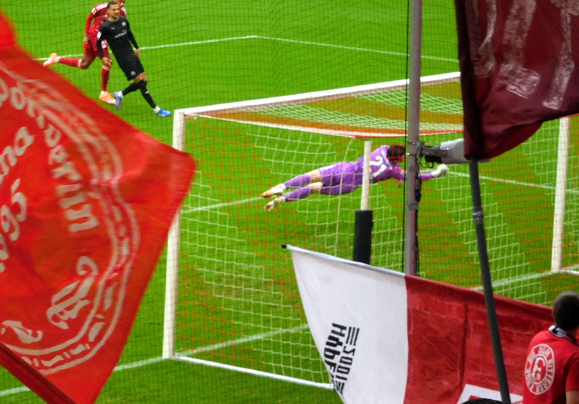 F95 vs Fürth: Der Kleeblatt-Keeper fliegt (Foto: FP)