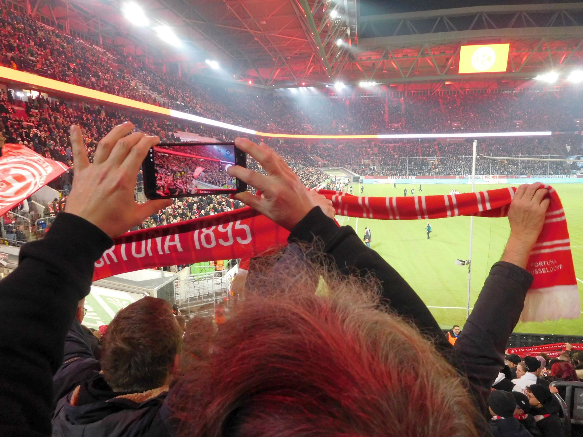 F95 vs Schalke: Vor dem Anpfiff mit den Schals (Foto: FP)