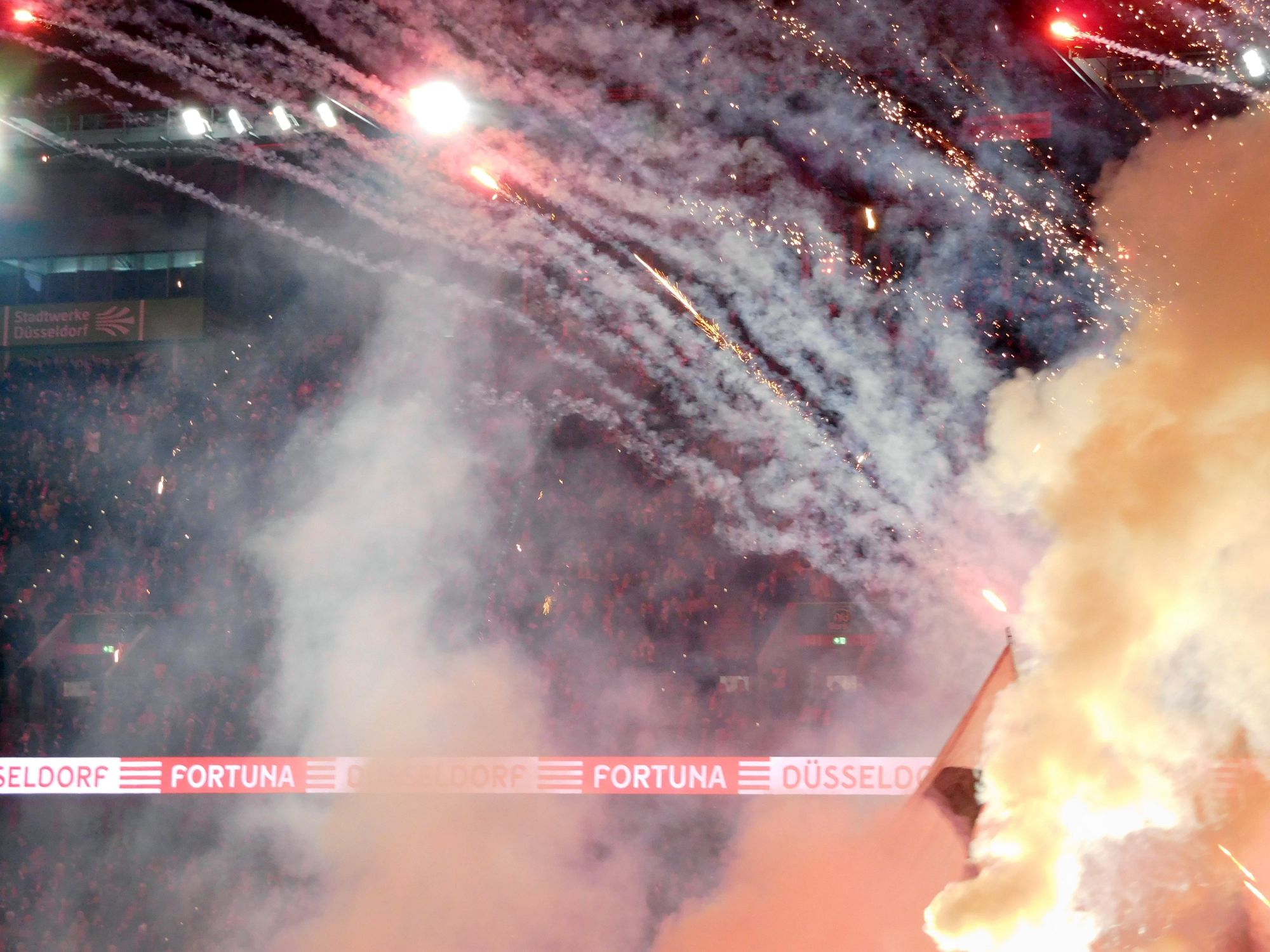 F95 vs Schalke: Feurige Choreo der Ultras (Foto: FP)