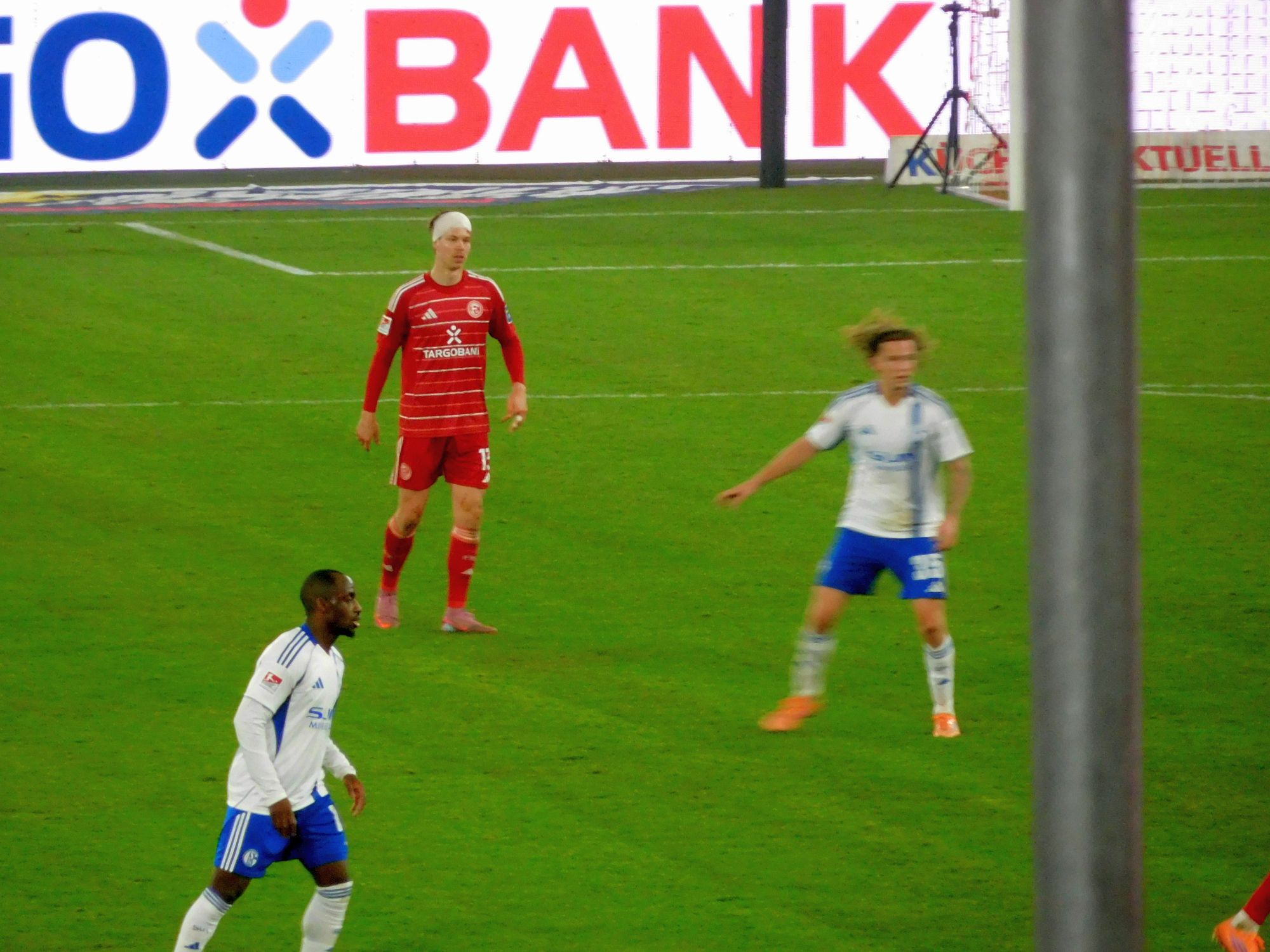 F95 vs Schalke: Cedi mit Dieter-Hoeness-Gedächtnis-Turban (Foto: FP)