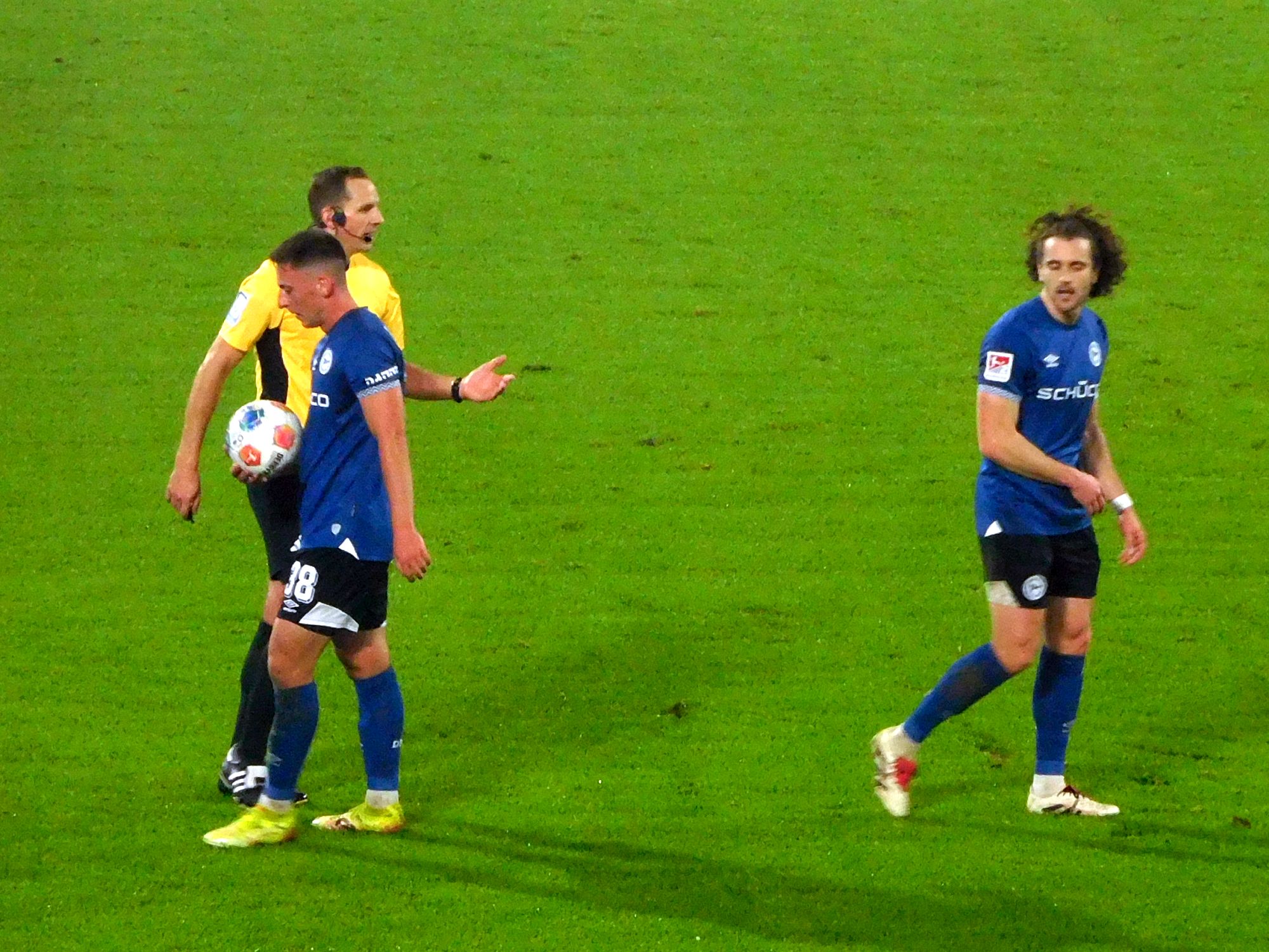 F95 vs Bielefeld: Reden statt strafen - das Erfolgsrezept von Schiri Storcks (Foto: FP)