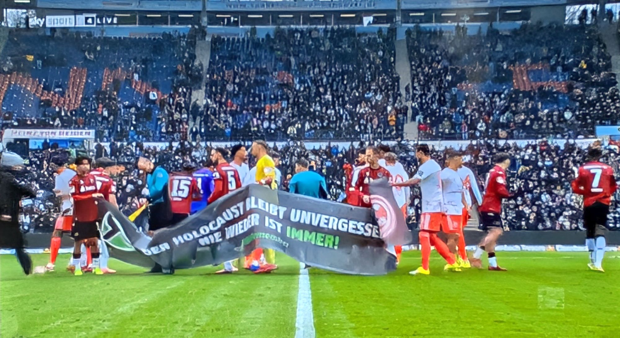 Hannover vs F95: Gemeinsame Botschaft (Screenshot Sky)