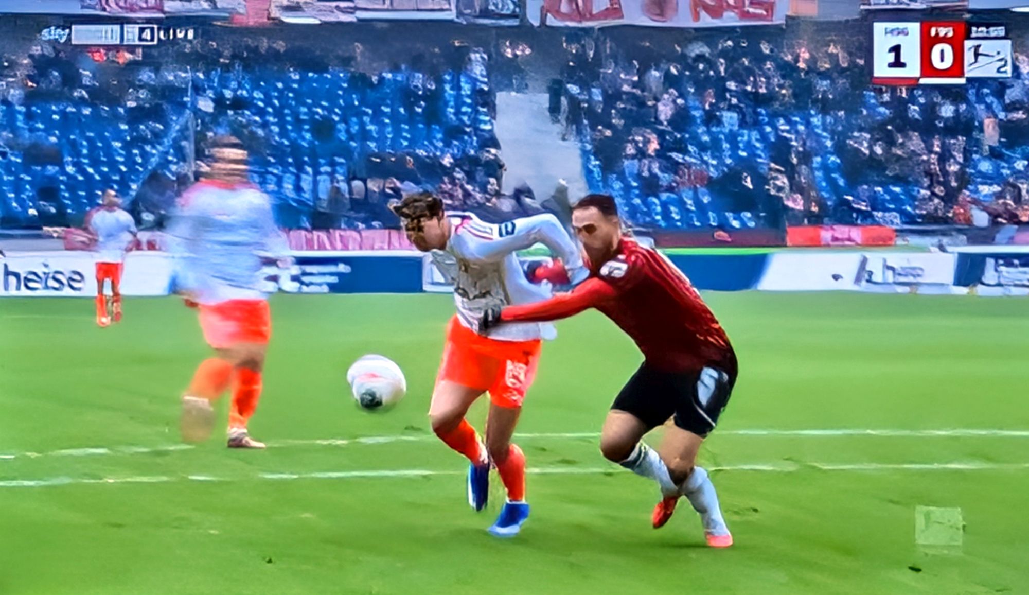 Hannover vs F95: Cedi Itten wird gerangelt (Screenshot Sky)