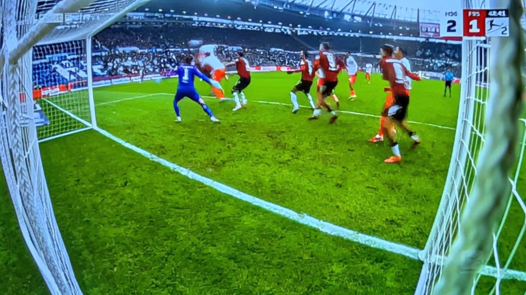 Hannover vs F95: Eli Egoulis gewaltiger Kopfball zum 2:1 (Screenshot ARD)