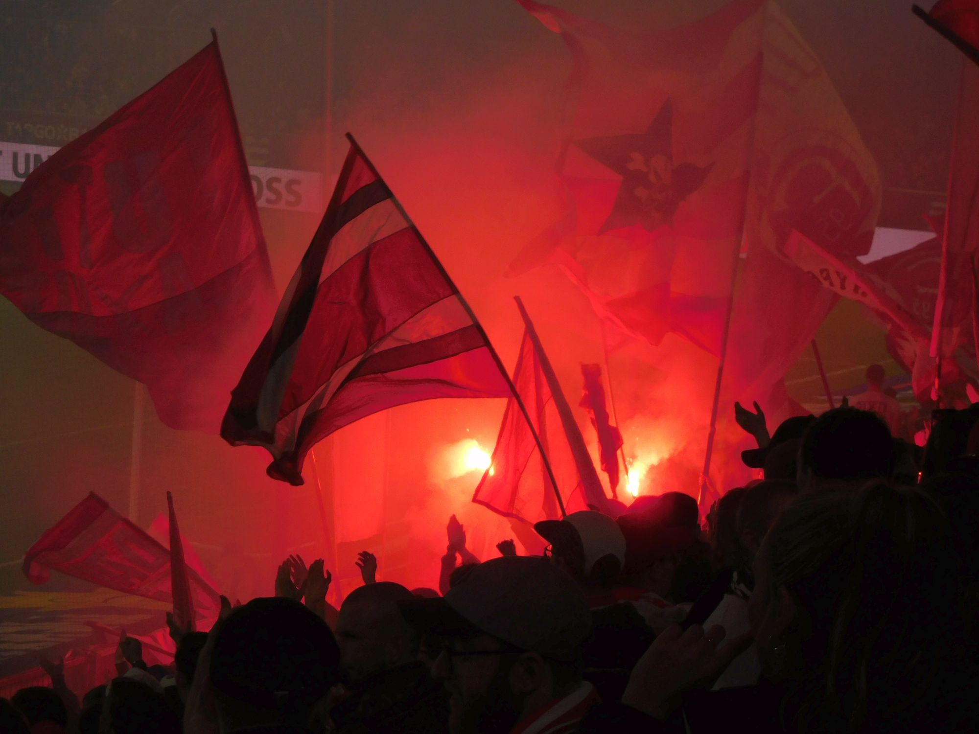 F95 vs Bochum: Das kleine bisschen Pyro-Show ... (Foto: FP)