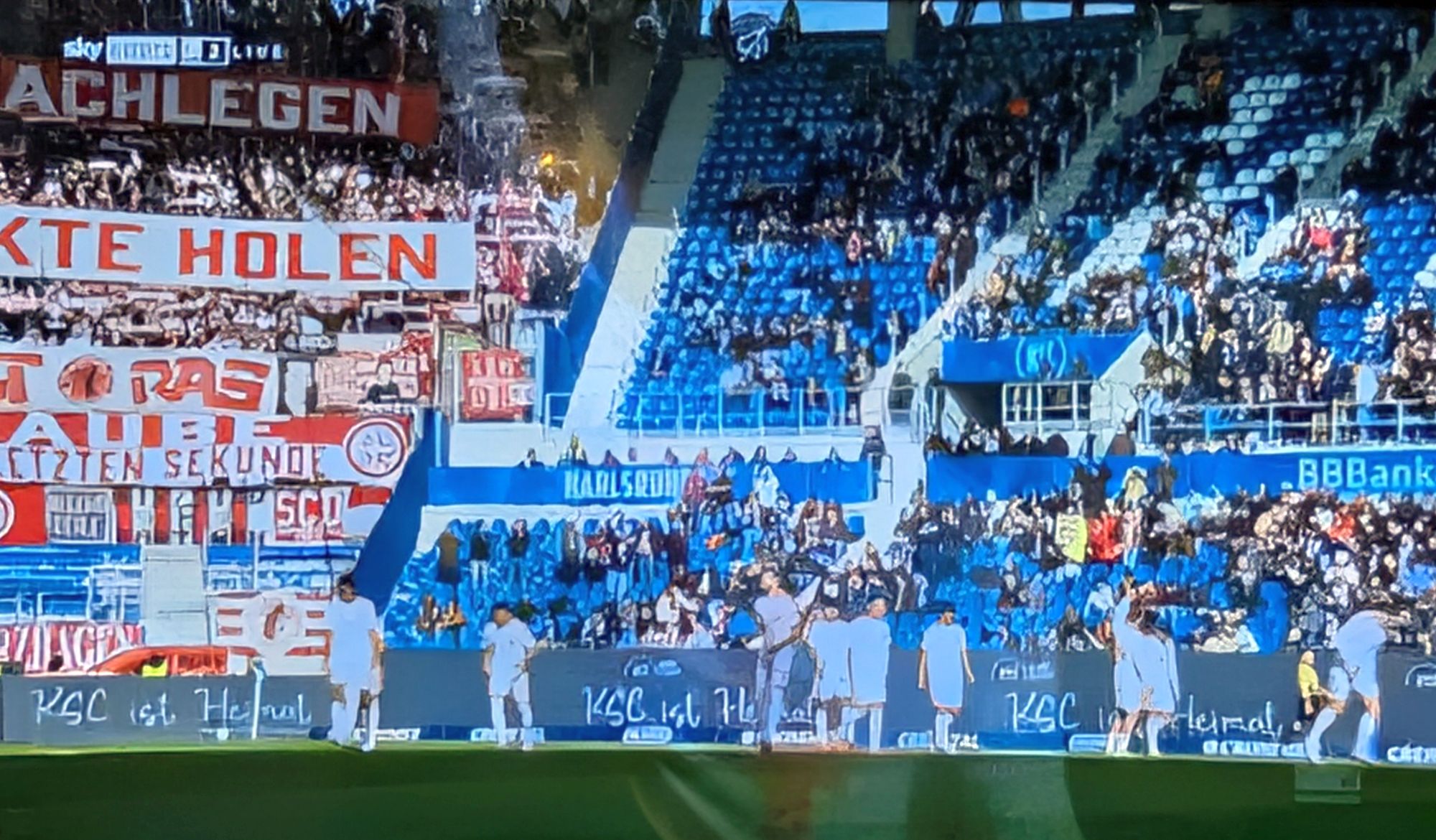 KSC vs F95: Der gut gefüllte Auswärtsblock (Screenshot Sky)