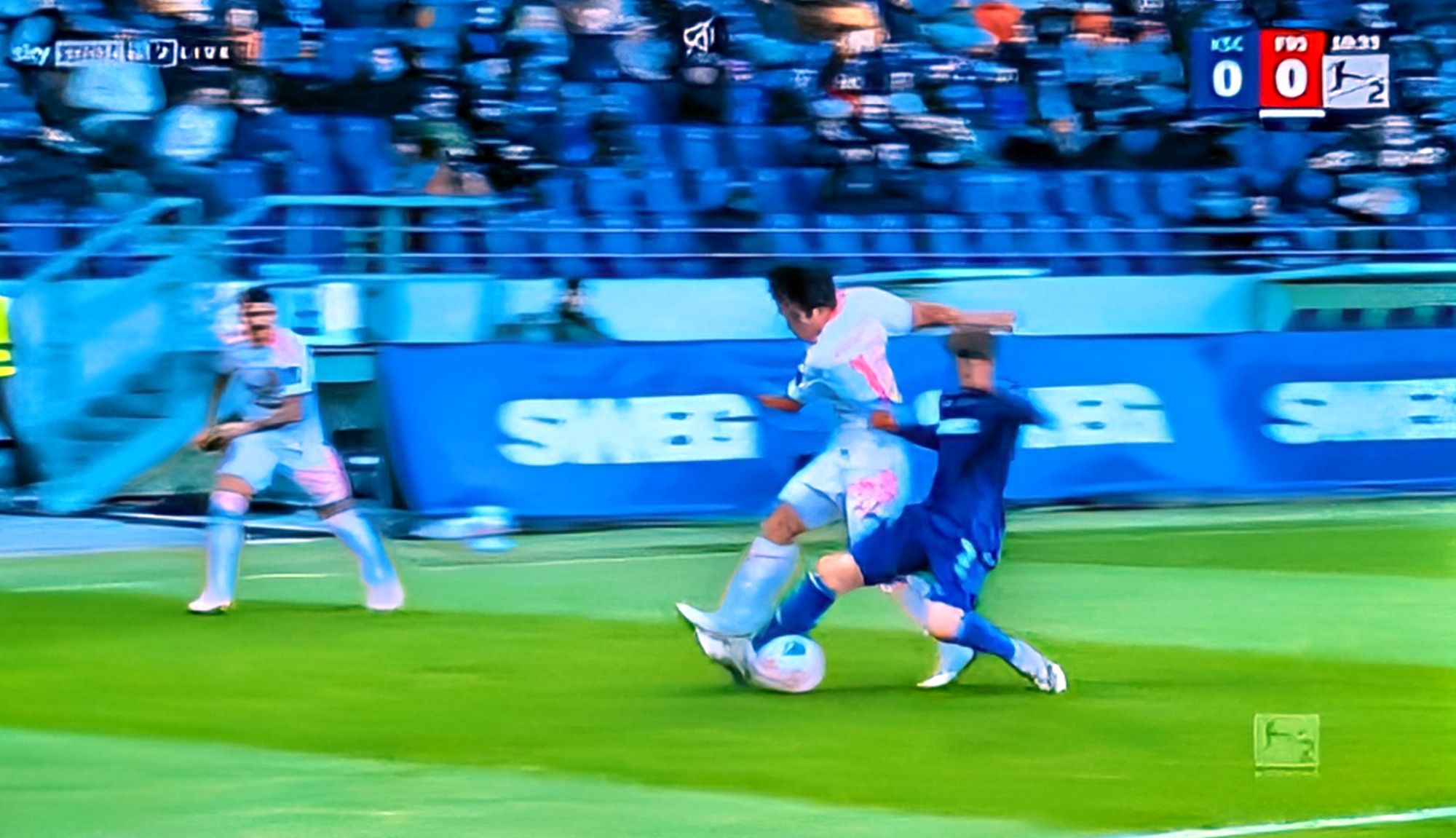 KSC vs F95: Satoshi Tanaka fährt harte Zweikämpfe (Screenshot Sky)