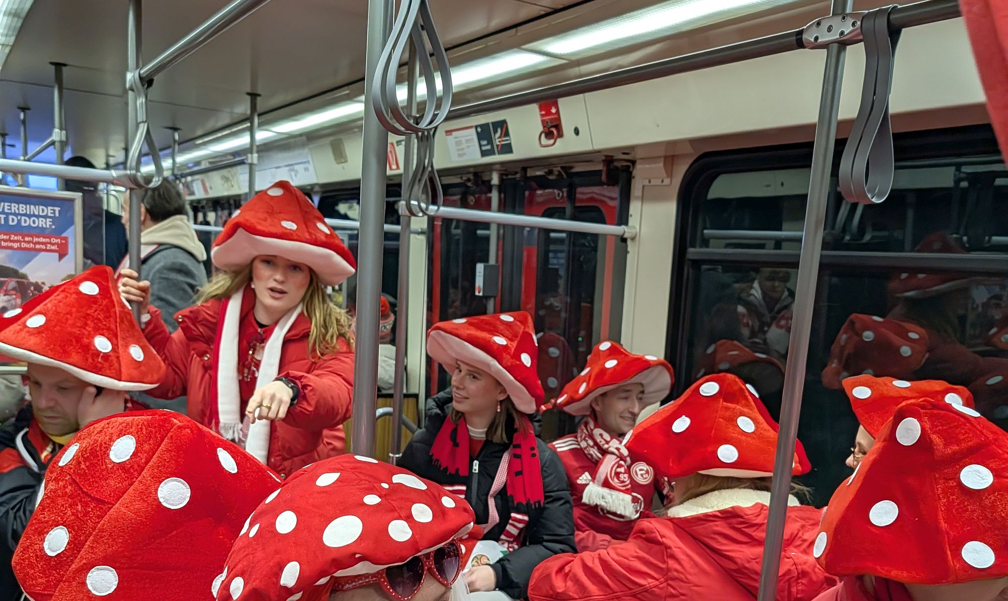 F95 vs Münster: Fortuna-Fliegenpilze in der U-Bahn (Foto: FP)
