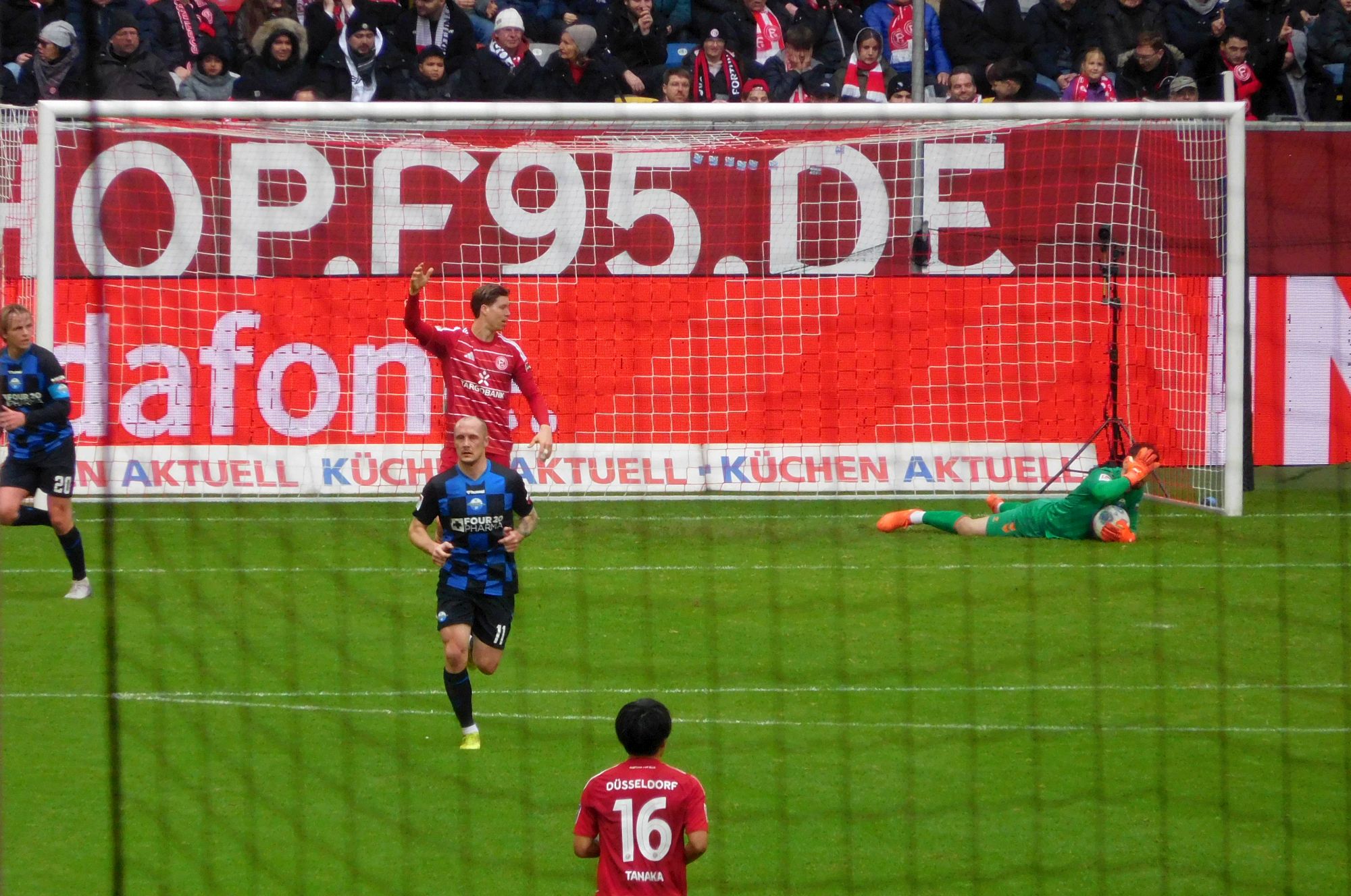 F95 vs Paderborn: Cedi Itten reklamiert Elfmeter (Foto: FP)