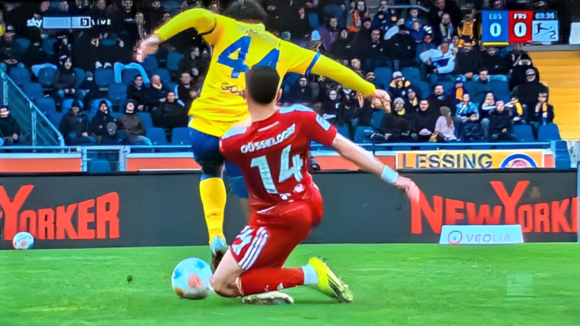 Braunschweig vs F95: Sotiris und die englische Härte (Screenshot Sky)