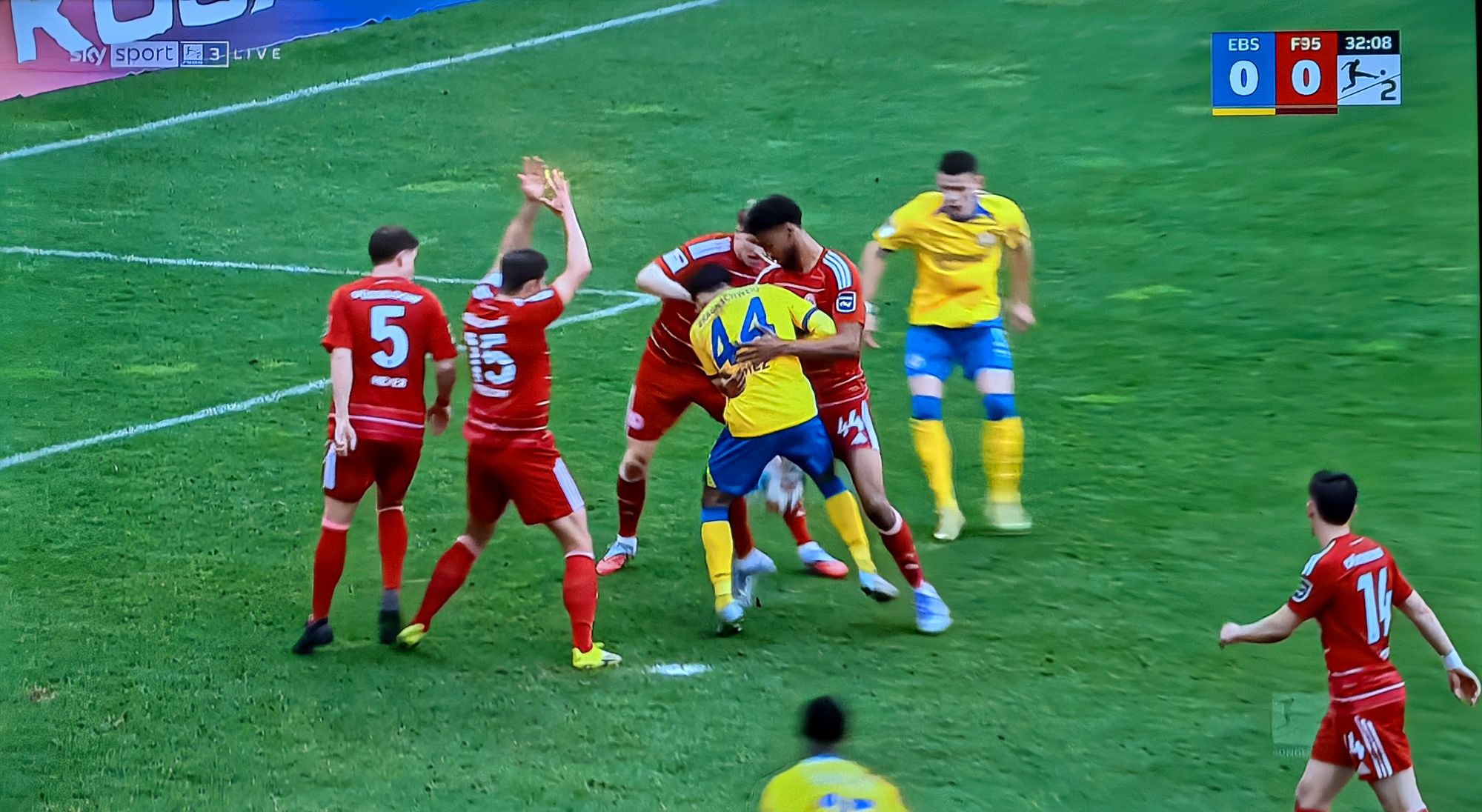 Braunschweig vs F95: Rangelei im Strafraum (Screenshot Sky)