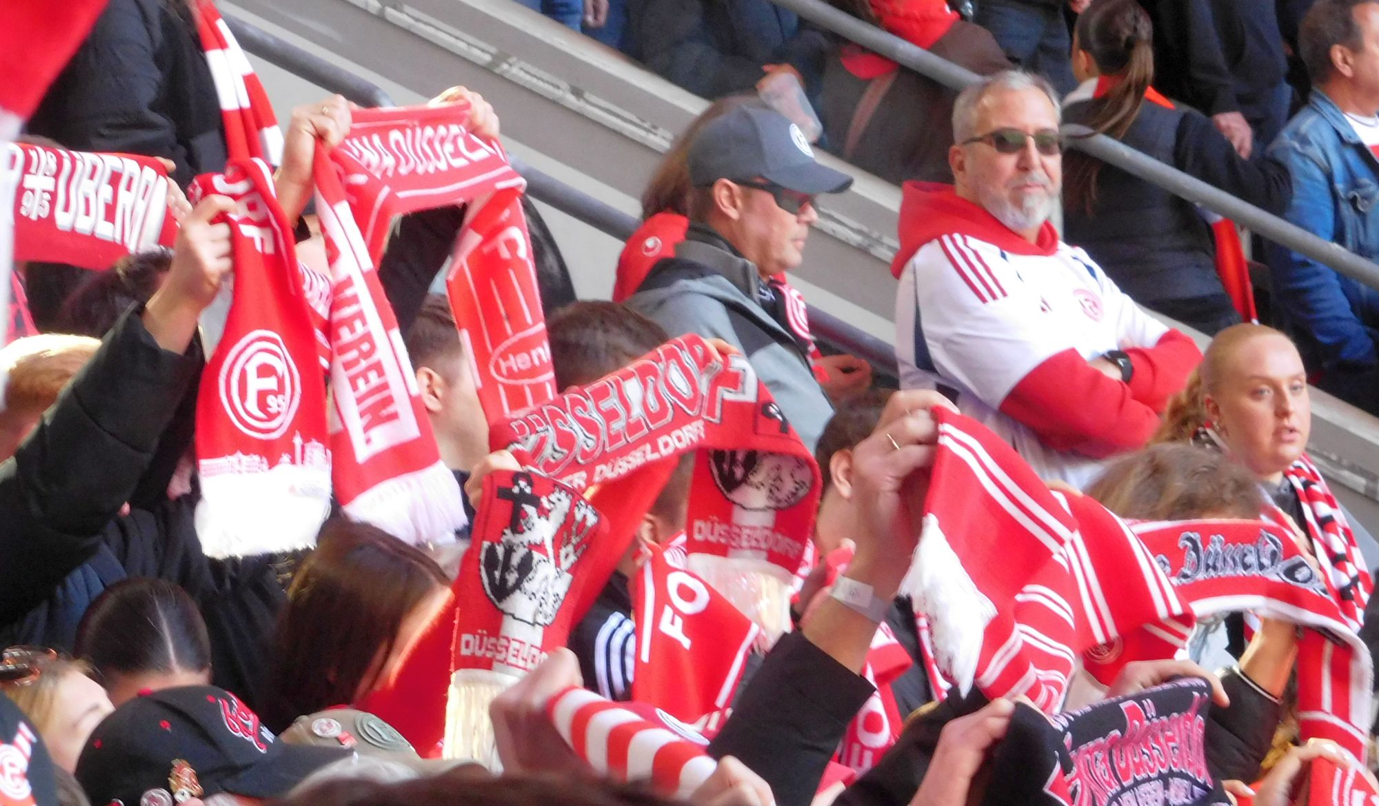 F95 vs Hertha: Als noch mit Schals gewedelt wurde ... (Foto: FP)