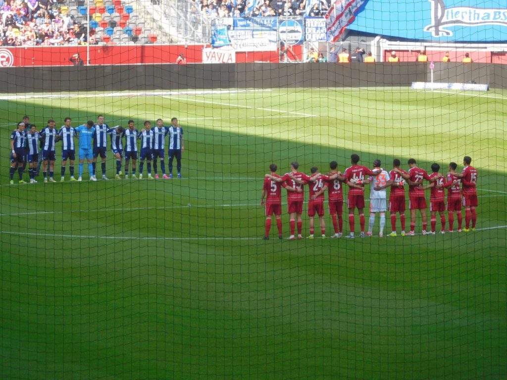 F95 vs Hertha: Trauerapplaus für Schorsch (Foto: FP)