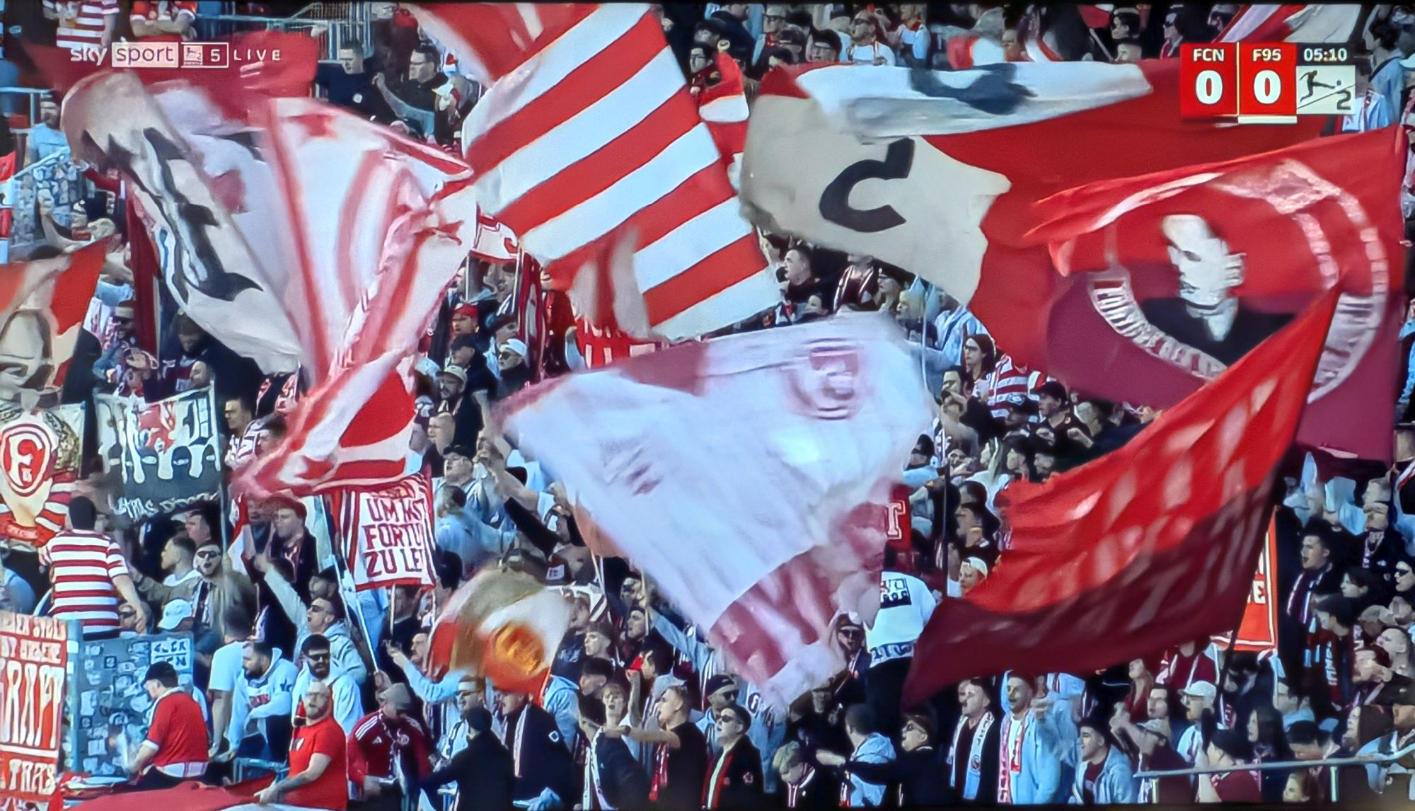 Nürnberg vs F95: Beste Stümmung im Block (Screenshot Sky)
