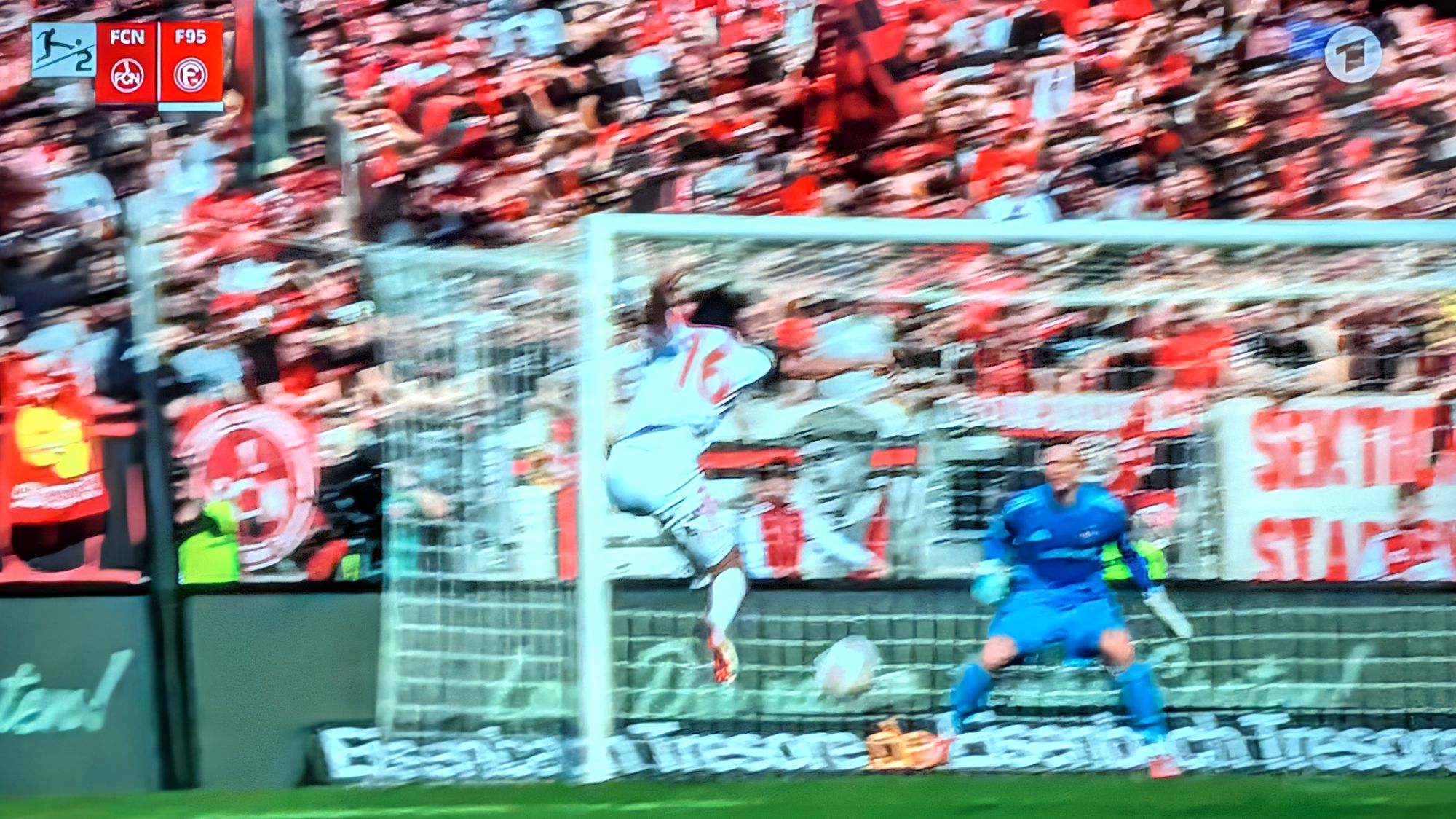 Nürnberg vs F95: Tanaka hält drauf (Screenshot ARD)