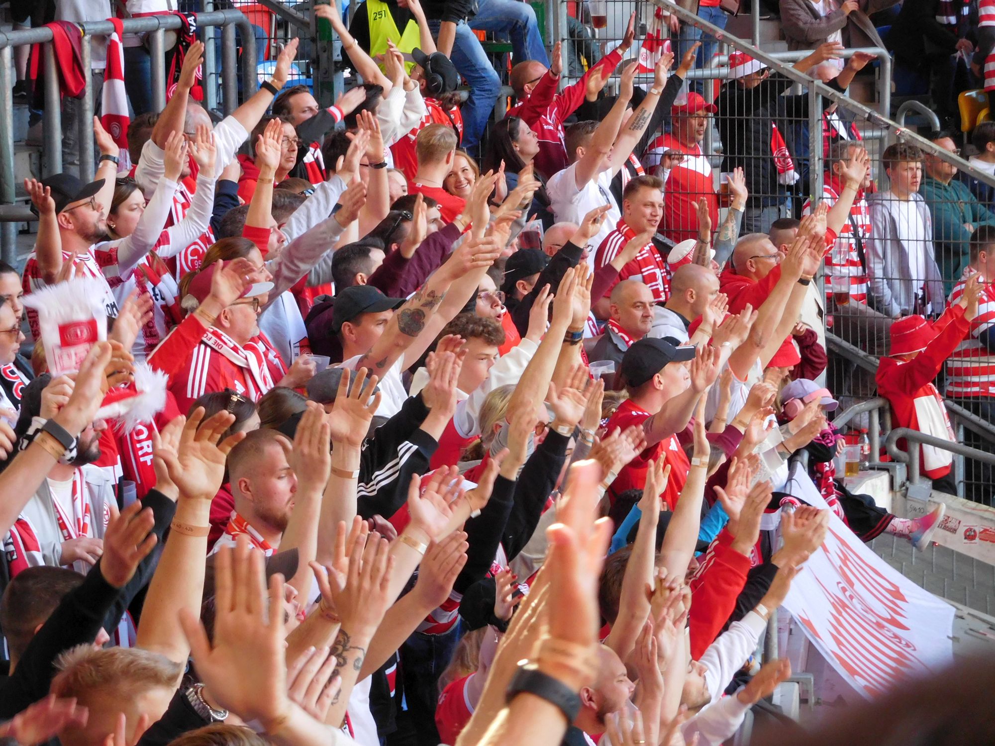 F95 vs Dresden: Alle Arme hoch (Foto: FP)
