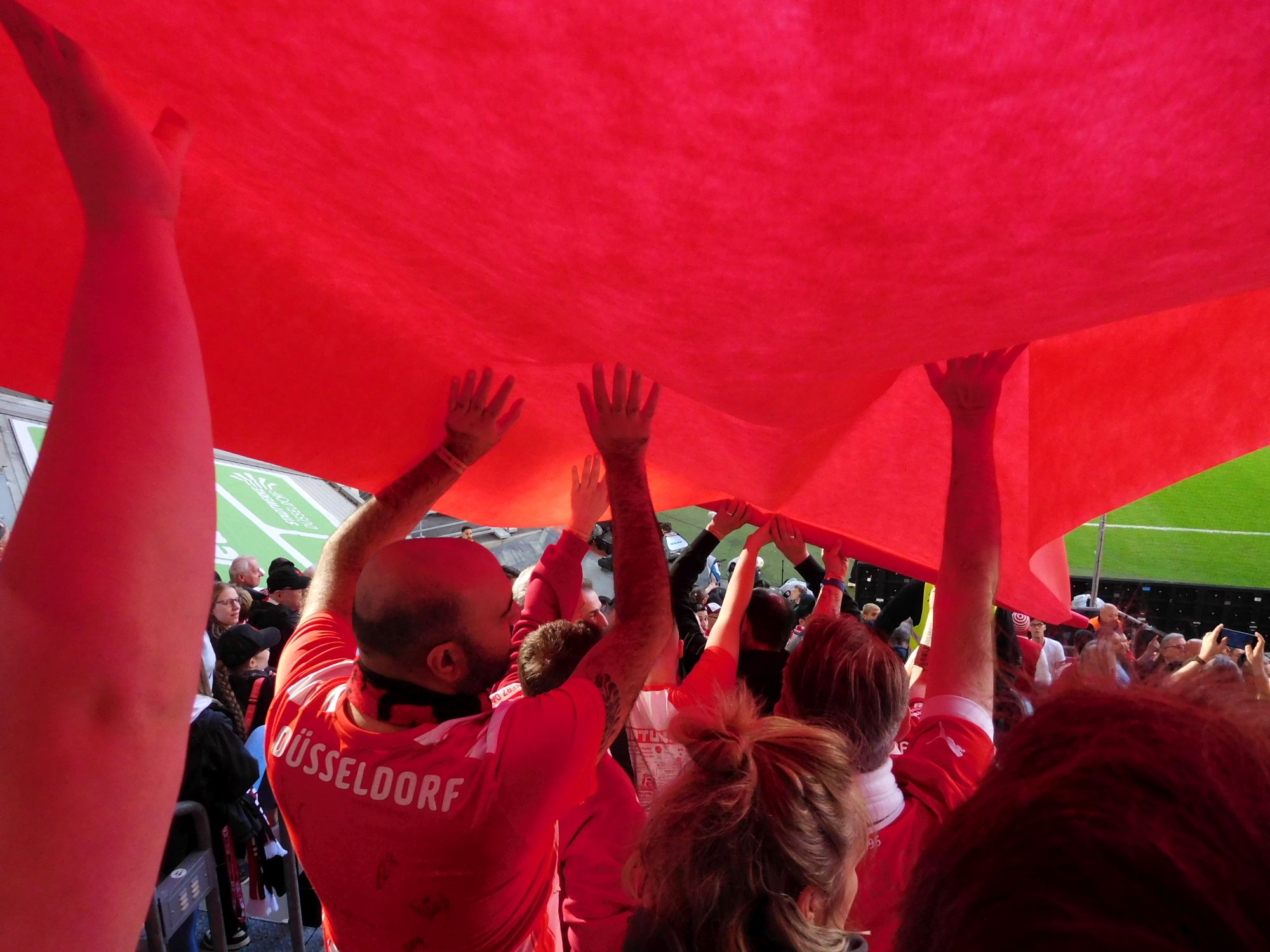 F95 vs Dresden: Unter den Bahnen der Choreo (Foto: FP)