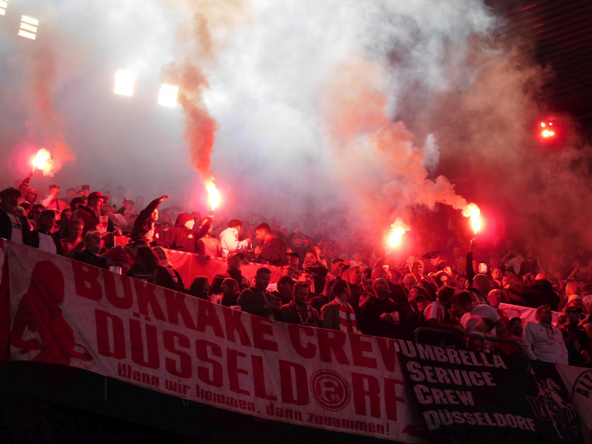 F95 vs Kiel: Bisschen Pyro dieses Mal im Oberrang (Foto: FP)