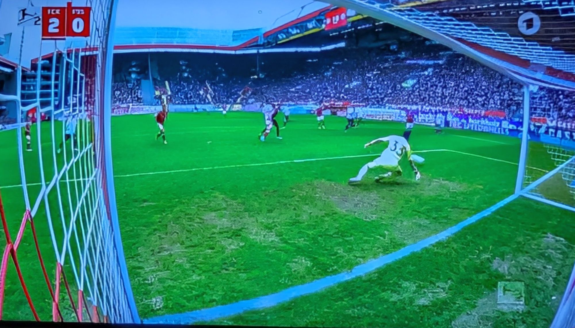 K'lautern vs F95: Der Hühnerhaufen vor dem 2:0 (Screenshot ARD)