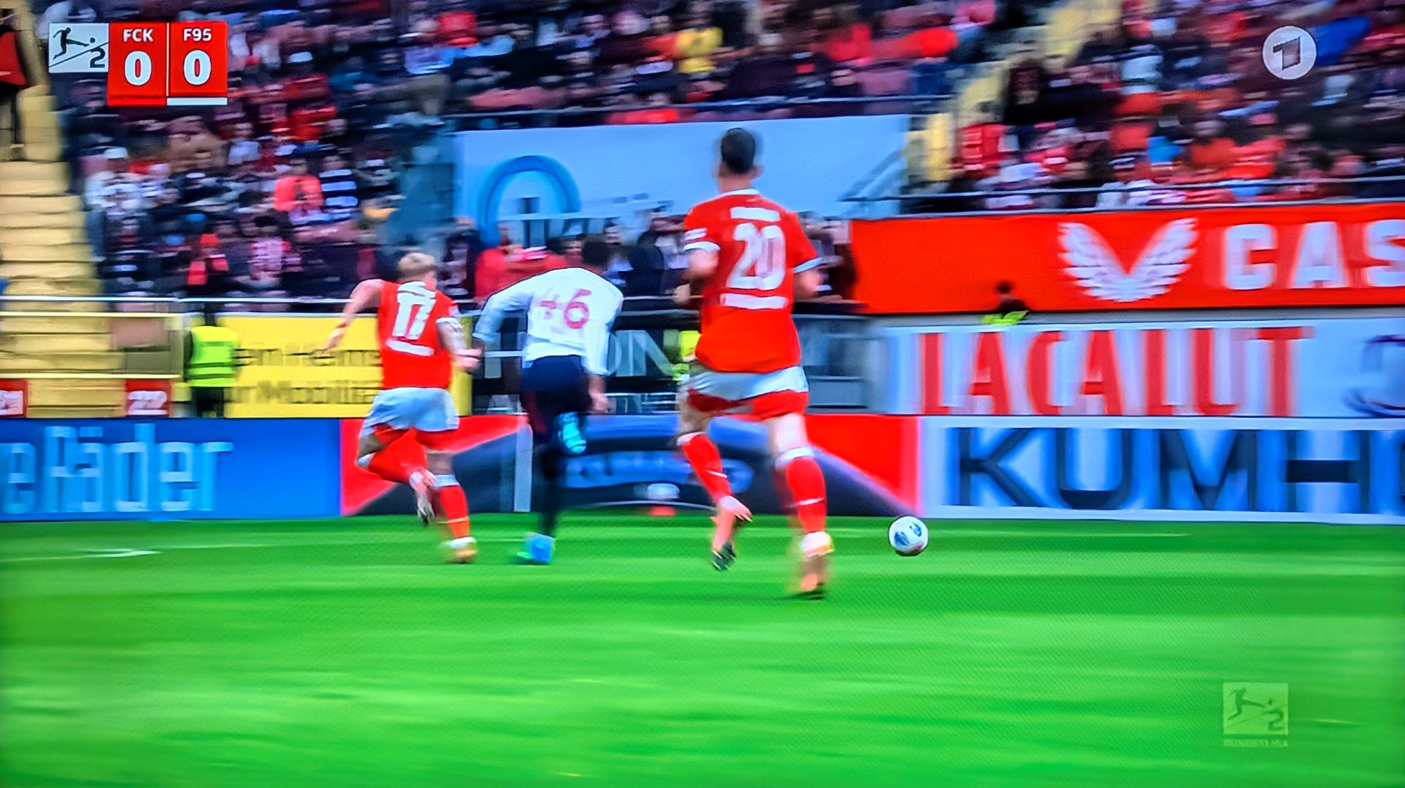 K'lautern vs F95: Suso fasst den Gegner am Händchen (Screenshot ARD)