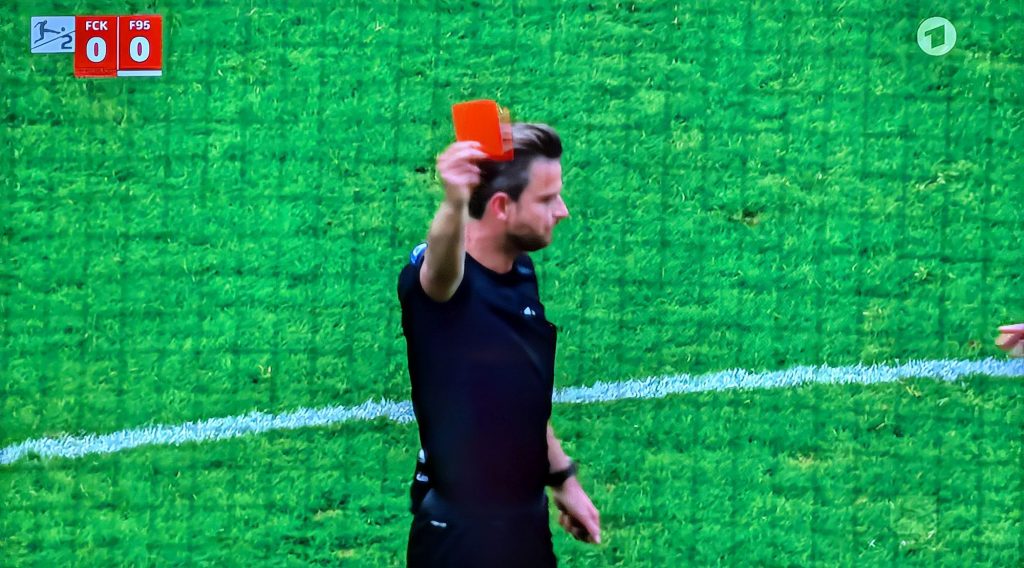 K'lautern vs F95: Schiri Schlager zeigt Suso die rote Karte (Screenshot ARD)