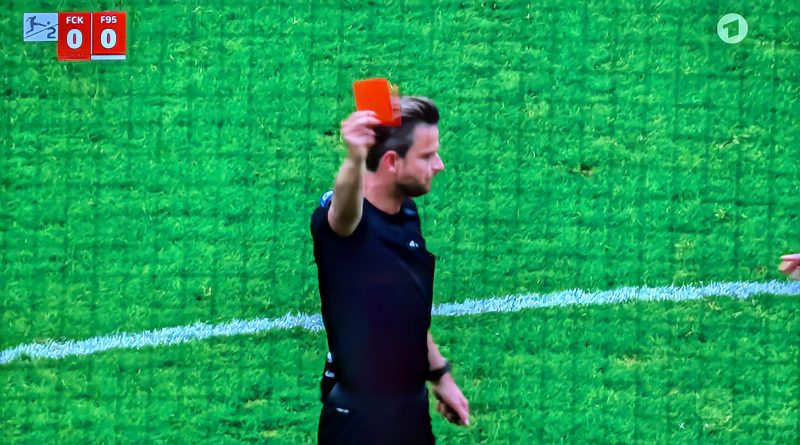 K'lautern vs F95: Schiri Schlager zeigt Suso die rote Karte (Screenshot ARD)