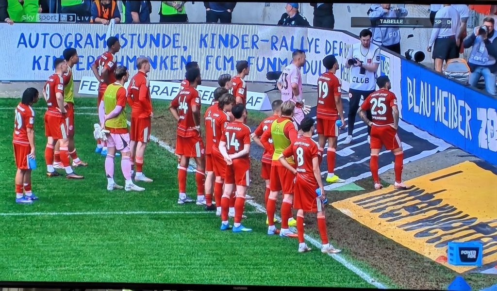 Magdeburg vs F95: Die Mannschaft holt sich einen Einlauf ab (Screenshot Sky)