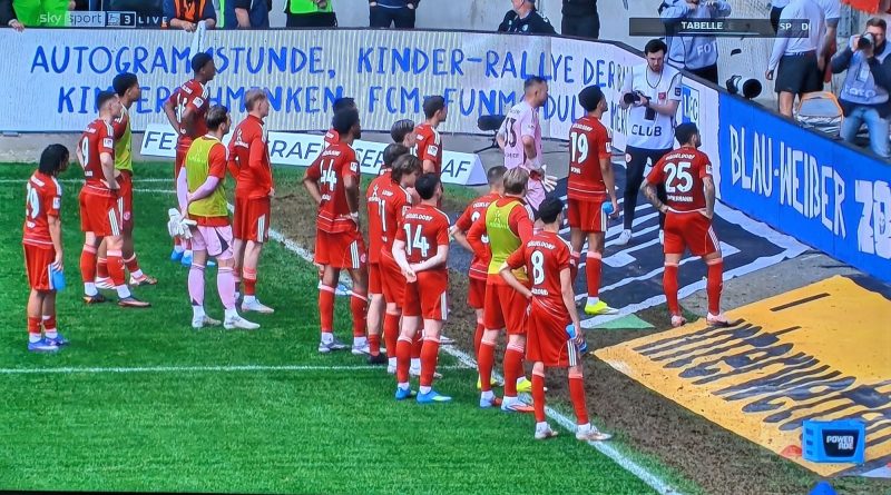 Magdeburg vs F95: Die Mannschaft holt sich einen Einlauf ab (Screenshot Sky)