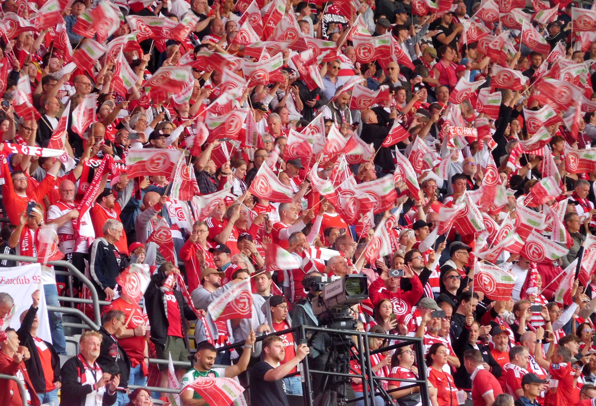F95 vs Elversberg: Beste Stümmung auf der Haupttribüne (Foto: FP)