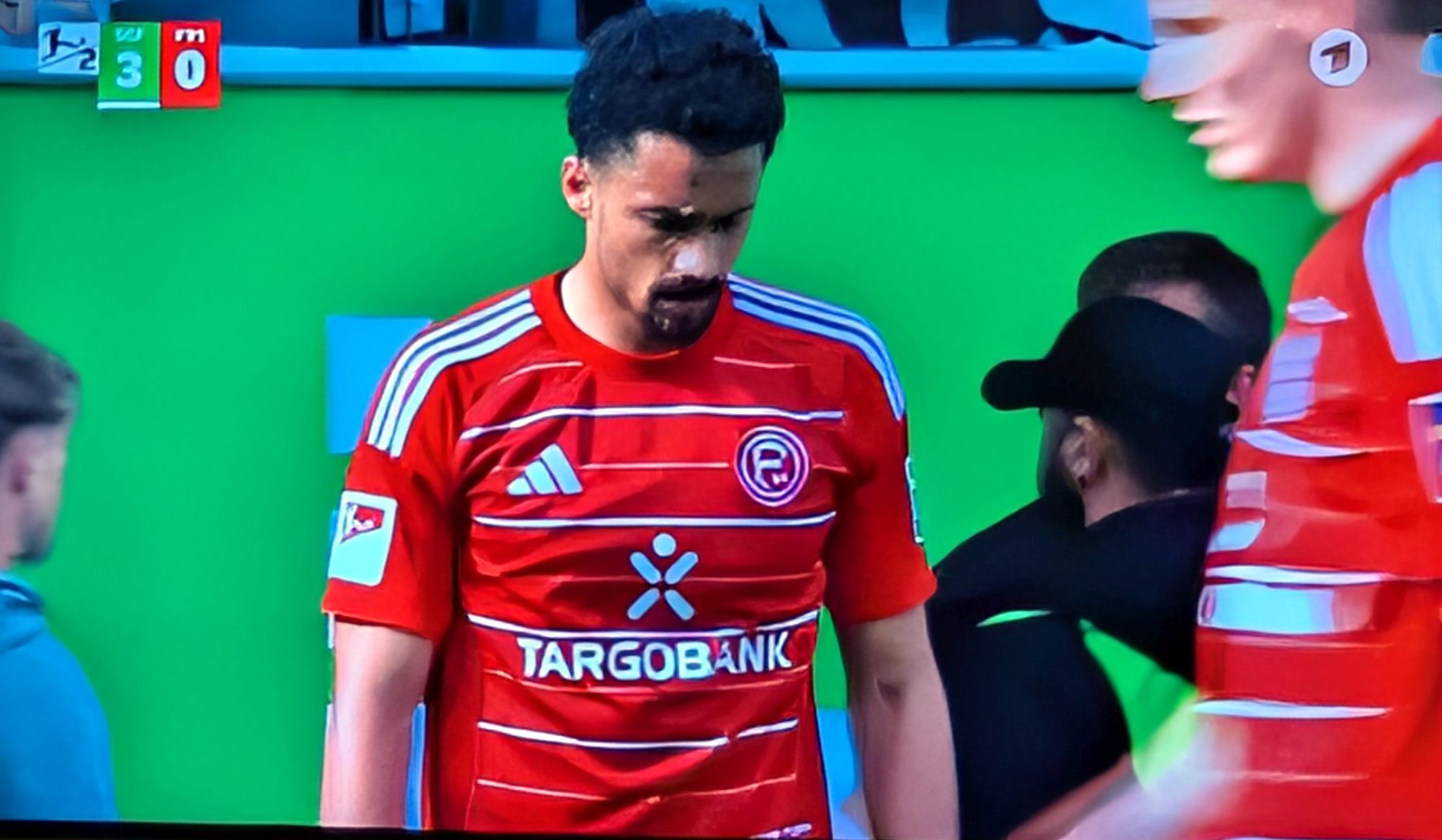 Fürth vs F95: Emma Iyoha deprimiert (Screenshot Sky)