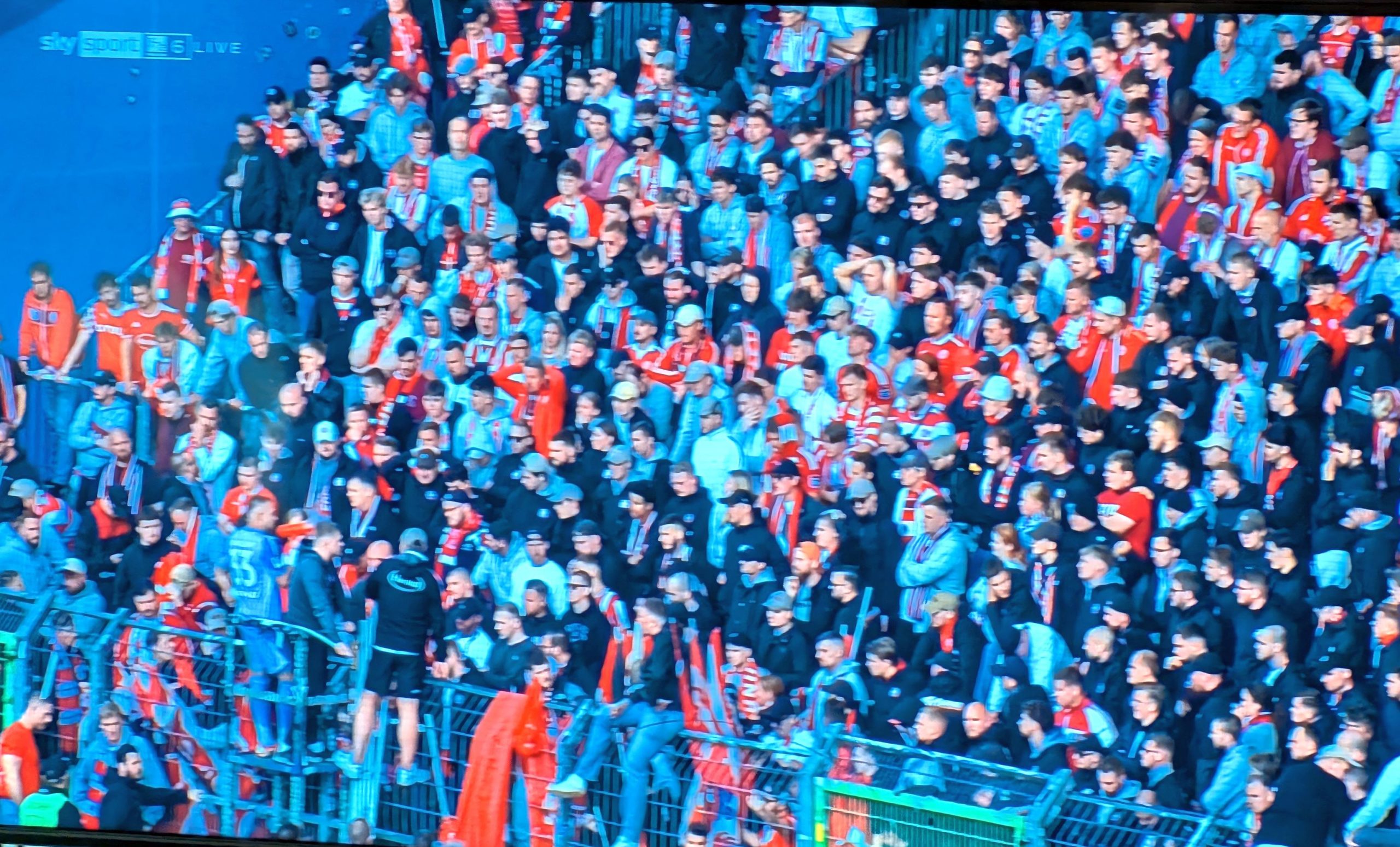 Fürth vs F95: Keine Fahnen und Banner mehr (Screenshot Sky)