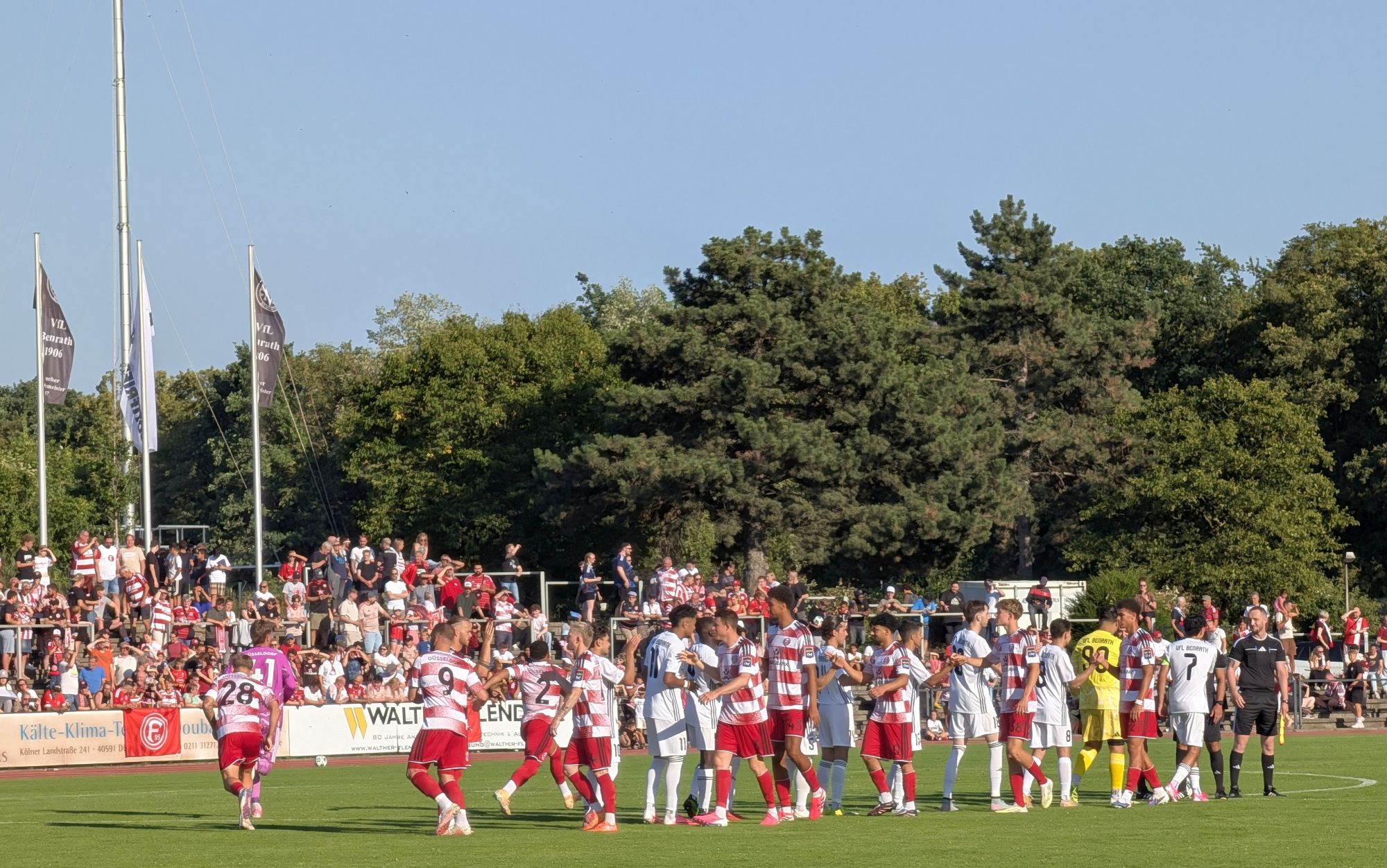 Benrath vs F95: Die Teams bei der Begrüßung (Foto: FP)