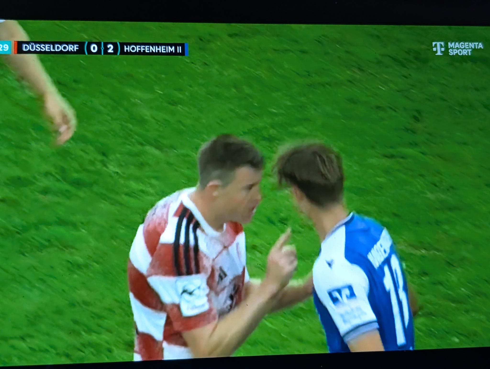 F95 vs Hoffenheim II: Heintz bringt Junghoppel Manieren bei (Screenshot: Magenta TV)