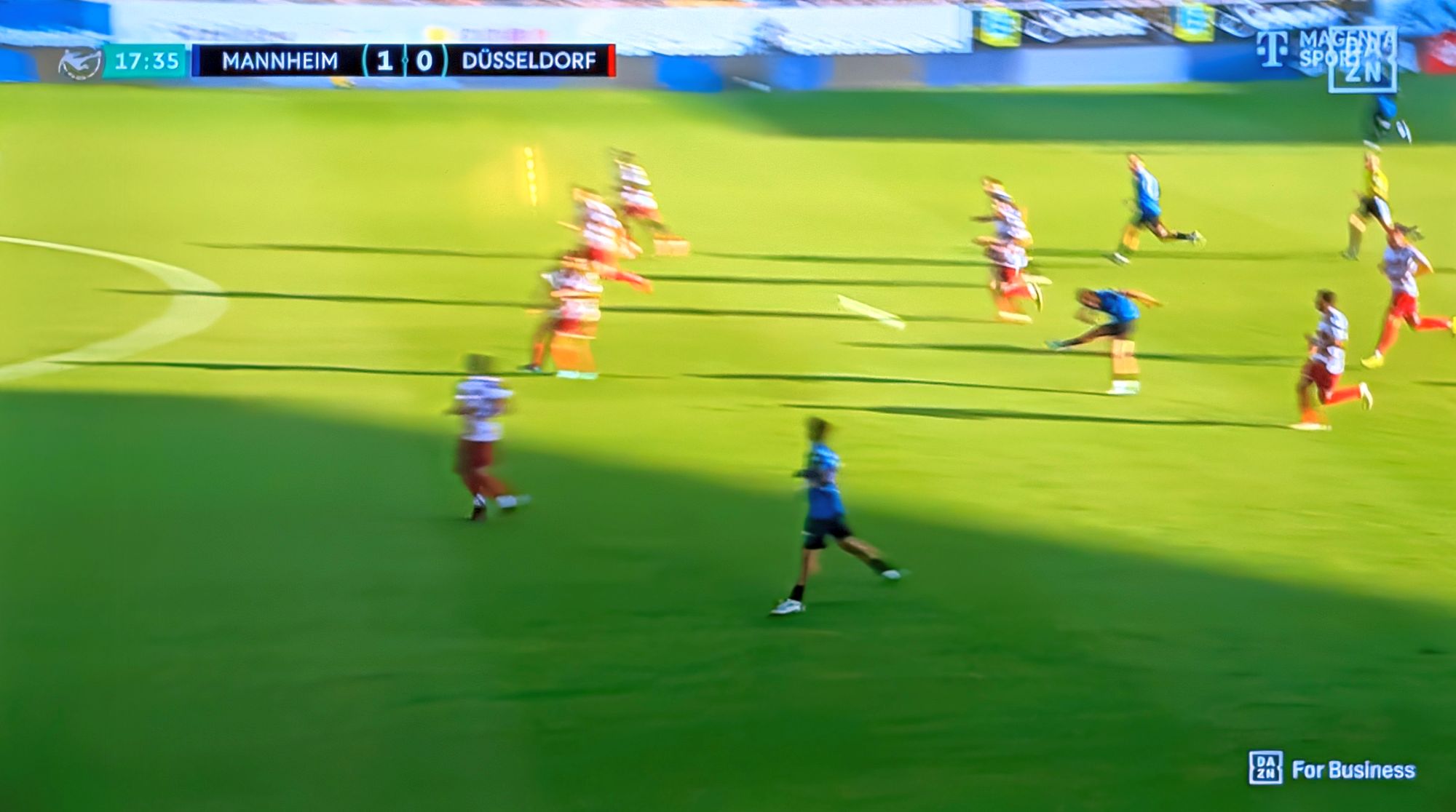 Mannheim vs F95: Verrückter Fernschuss zum 1:0 (Screenshot Magenta TV)